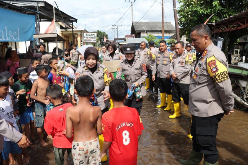 Atasi trauma bagi para korban banjir, Konselor dan Polwan terjun langsung bersama Kapolres Tanah Laut lakukan trauma healing